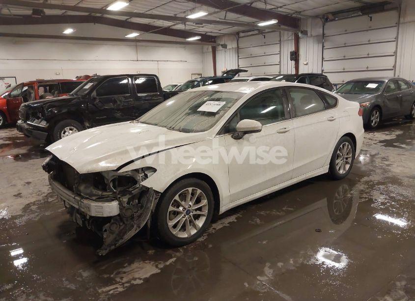 Photo 2 of 2019 Ford Fusion SE (VIN 3FA6P0HD1KR231754)