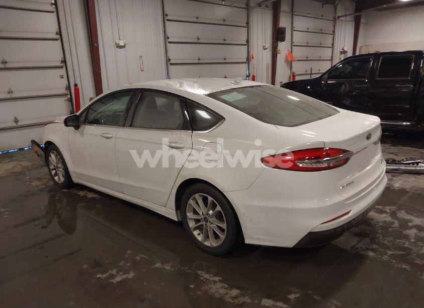 Photo 3 of 2019 Ford Fusion SE (VIN 3FA6P0HD1KR231754)