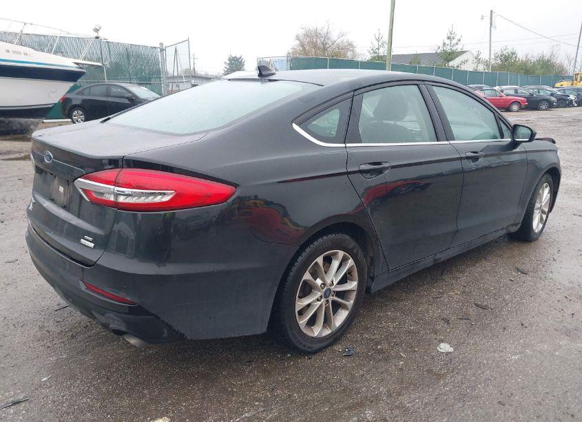 Photo 4 of 2019 Ford Fusion SE (VIN 3FA6P0HD1KR243449)