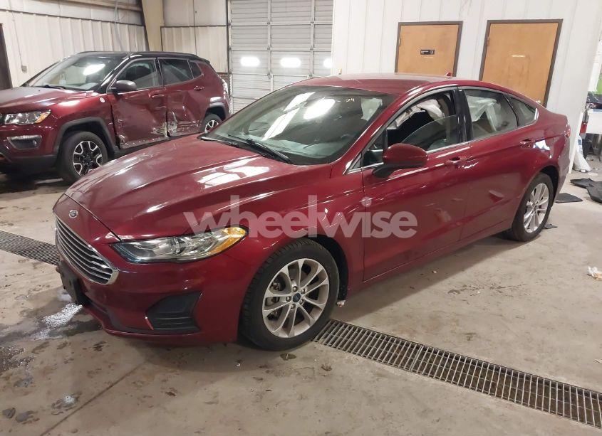 Photo 2 of 2019 Ford Fusion SE (VIN 3FA6P0HD1KR246206)