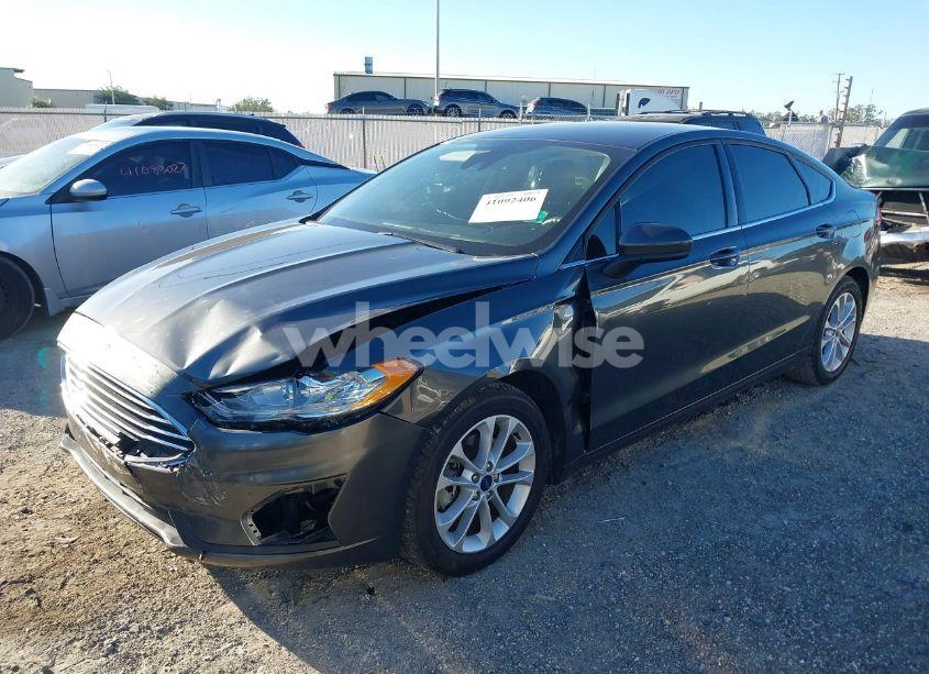 Photo 2 of 2019 Ford Fusion SE (VIN 3FA6P0HD1KR246996)