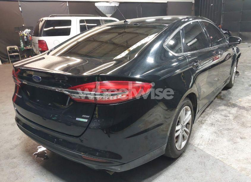 Photo 4 of 2018 Ford Fusion SE (VIN 3FA6P0HD2JR195393)