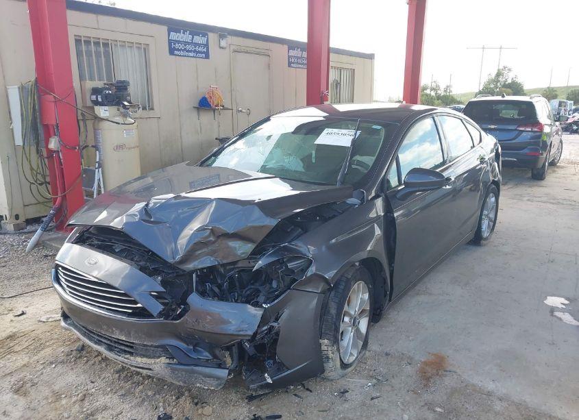Photo 2 of 2019 Ford Fusion SE (VIN 3FA6P0HD2KR162167)
