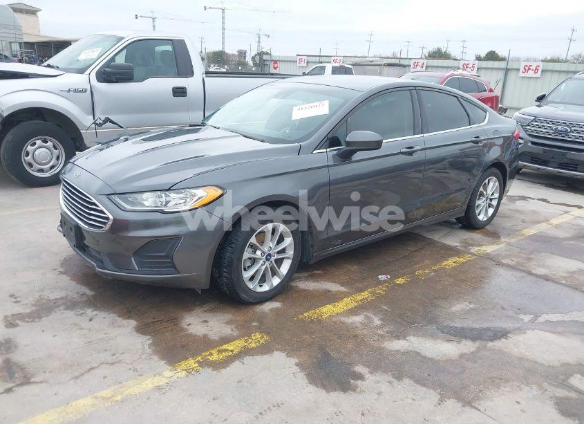 Photo 2 of 2019 Ford Fusion SE (VIN 3FA6P0HD2KR170737)