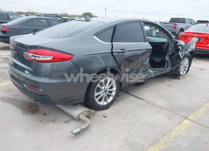 Photo 4 of 2019 Ford Fusion SE (VIN 3FA6P0HD2KR170737)