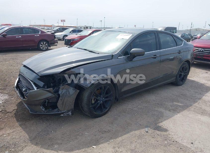 Photo 2 of 2019 Ford Fusion SE (VIN 3FA6P0HD2KR172665)