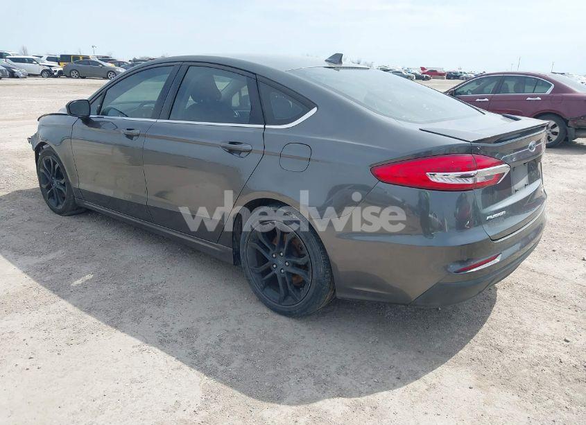 Photo 3 of 2019 Ford Fusion SE (VIN 3FA6P0HD2KR172665)