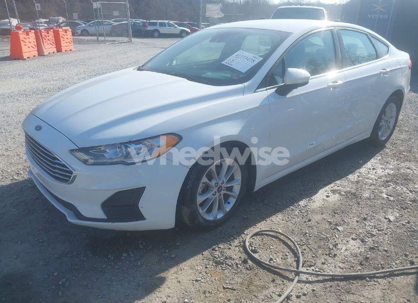 Photo 2 of 2020 Ford Fusion SE (VIN 3FA6P0HD2LR103489)
