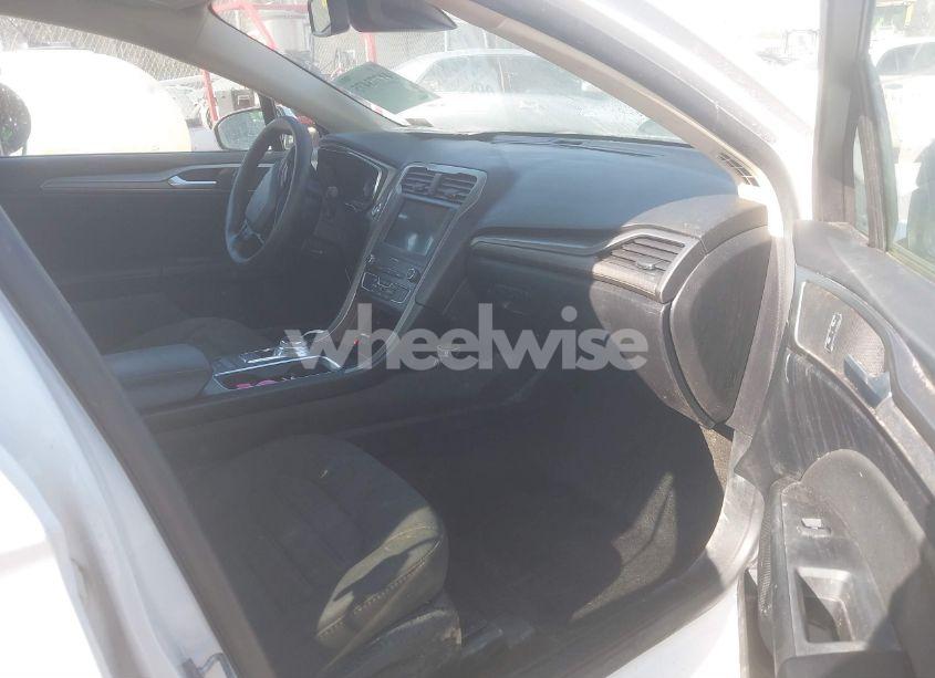 Photo 5 of 2020 Ford Fusion SE (VIN 3FA6P0HD2LR103489)