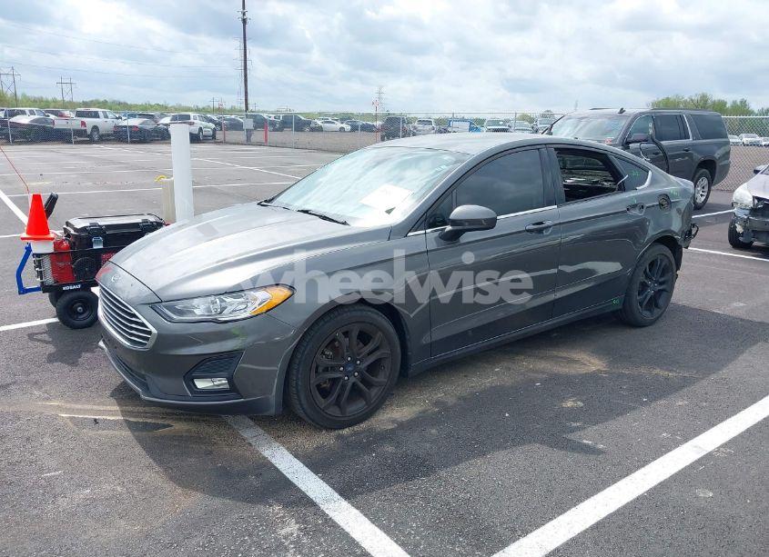 Photo 2 of 2020 Ford Fusion SE (VIN 3FA6P0HD2LR161148)