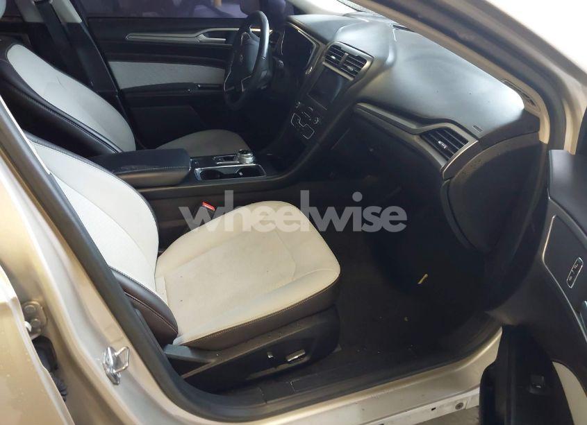 Photo 5 of 2019 Ford Fusion SE (VIN 3FA6P0HD3KR162307)