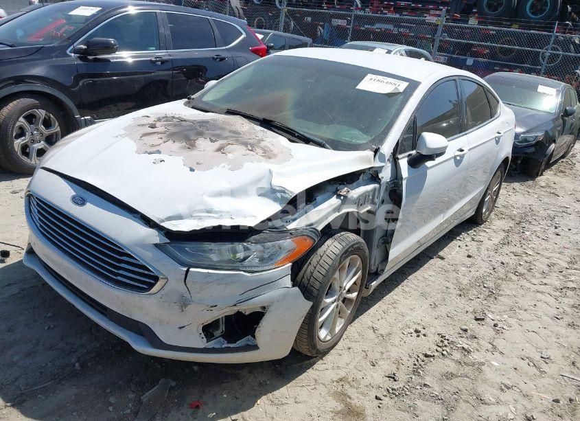 Photo 2 of 2019 Ford Fusion SE (VIN 3FA6P0HD3KR229648)