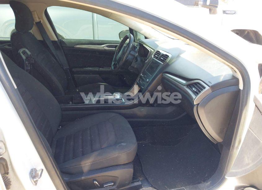 Photo 5 of 2019 Ford Fusion SE (VIN 3FA6P0HD3KR229648)