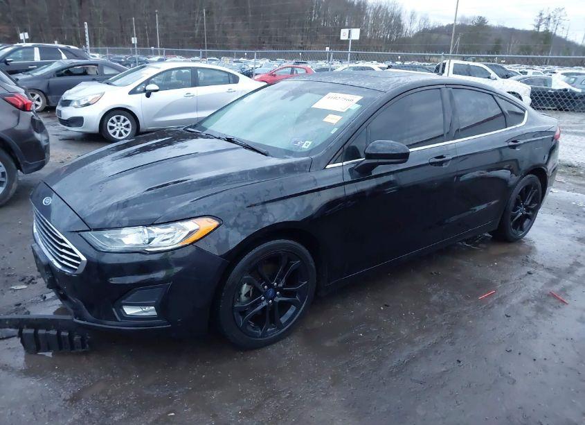 Photo 2 of 2019 Ford Fusion SE (VIN 3FA6P0HD3KR247521)