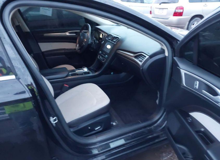 Photo 5 of 2019 Ford Fusion SE (VIN 3FA6P0HD3KR247521)