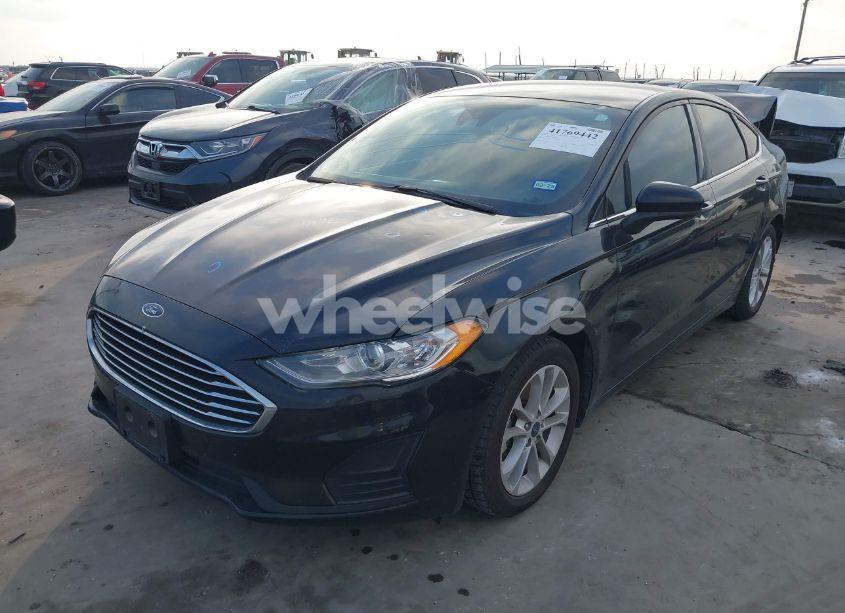 Photo 2 of 2020 Ford Fusion SE (VIN 3FA6P0HD3LR148053)