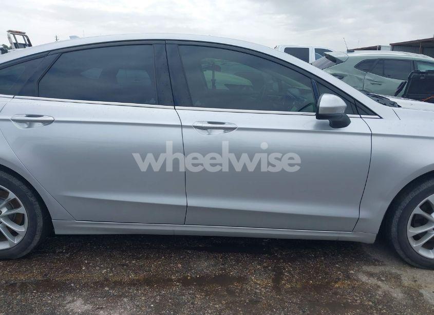 Photo 13 of 2019 Ford Fusion SE (VIN 3FA6P0HD4KR132314)