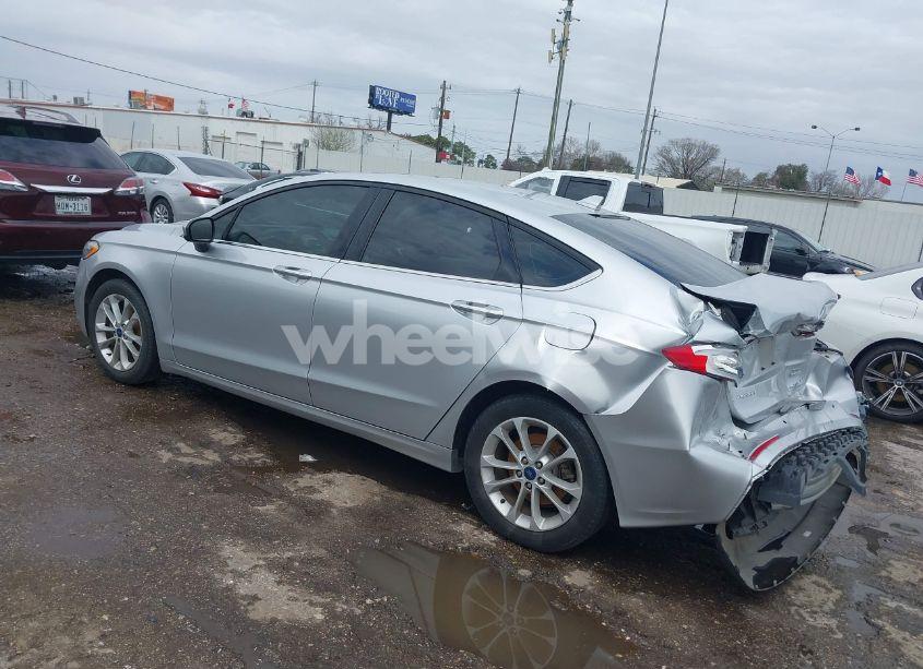 Photo 3 of 2019 Ford Fusion SE (VIN 3FA6P0HD4KR132314)