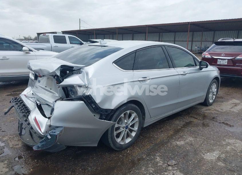 Photo 4 of 2019 Ford Fusion SE (VIN 3FA6P0HD4KR132314)