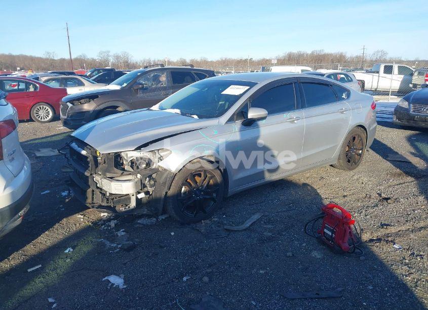 Photo 2 of 2019 Ford Fusion SE (VIN 3FA6P0HD4KR163594)
