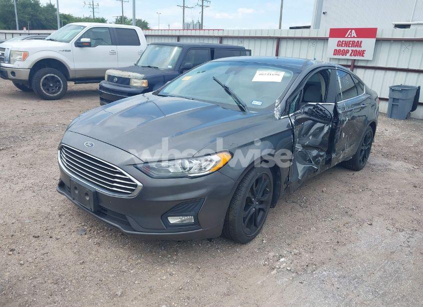 Photo 2 of 2019 Ford Fusion SE (VIN 3FA6P0HD4KR198393)