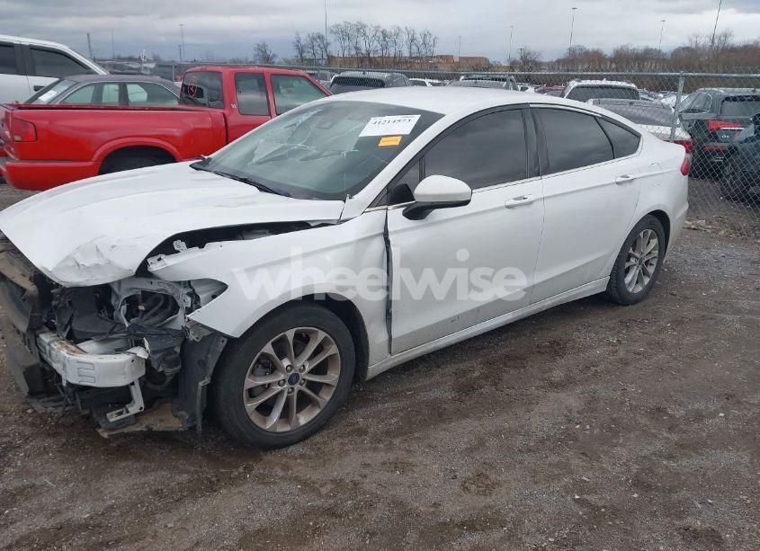 Photo 2 of 2019 Ford Fusion SE (VIN 3FA6P0HD4KR246815)