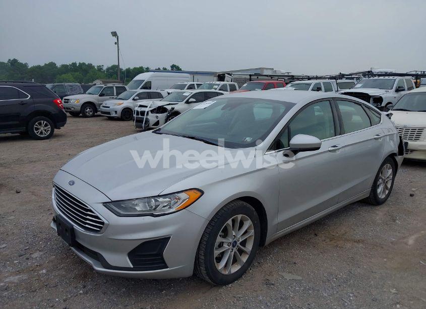 Photo 2 of 2019 Ford Fusion SE (VIN 3FA6P0HD4KR255398)