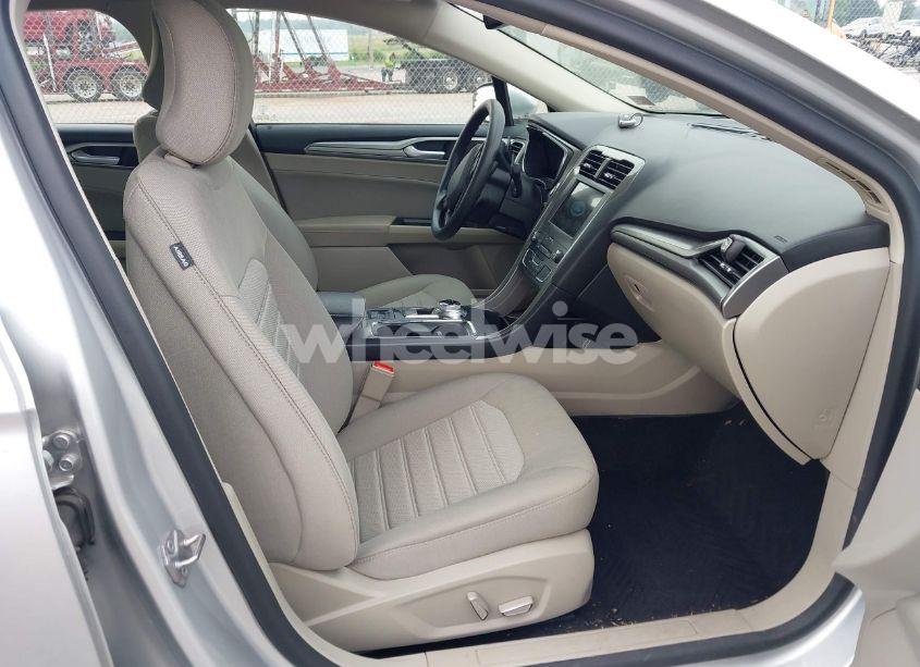 Photo 5 of 2019 Ford Fusion SE (VIN 3FA6P0HD4KR255398)