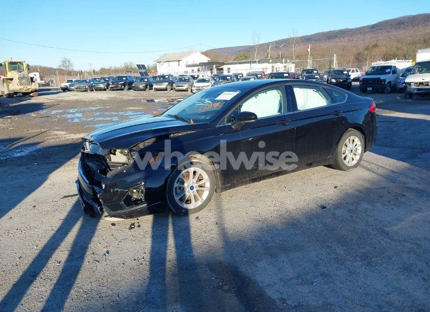 Photo 2 of 2020 Ford Fusion SE (VIN 3FA6P0HD5LR165372)