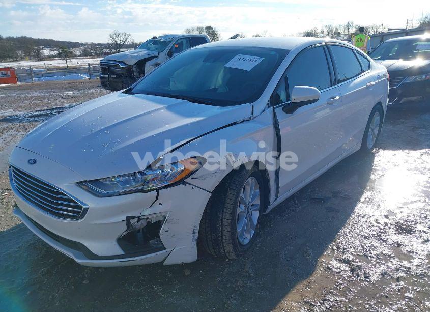 Photo 2 of 2020 Ford Fusion SE (VIN 3FA6P0HD5LR256433)