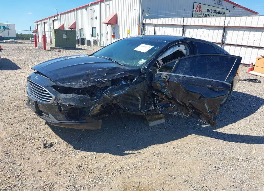 Photo 2 of 2019 Ford Fusion SE (VIN 3FA6P0HD6KR146800)