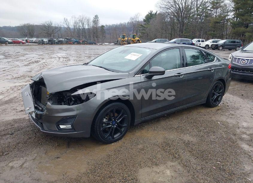 Photo 2 of 2019 Ford Fusion SE (VIN 3FA6P0HD6KR214710)