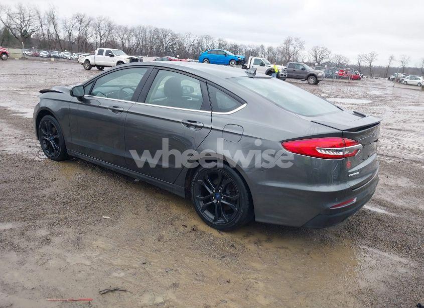 Photo 3 of 2019 Ford Fusion SE (VIN 3FA6P0HD6KR214710)