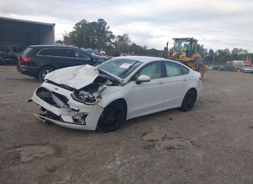 Photo 2 of 2019 Ford Fusion SE (VIN 3FA6P0HD6KR229420)