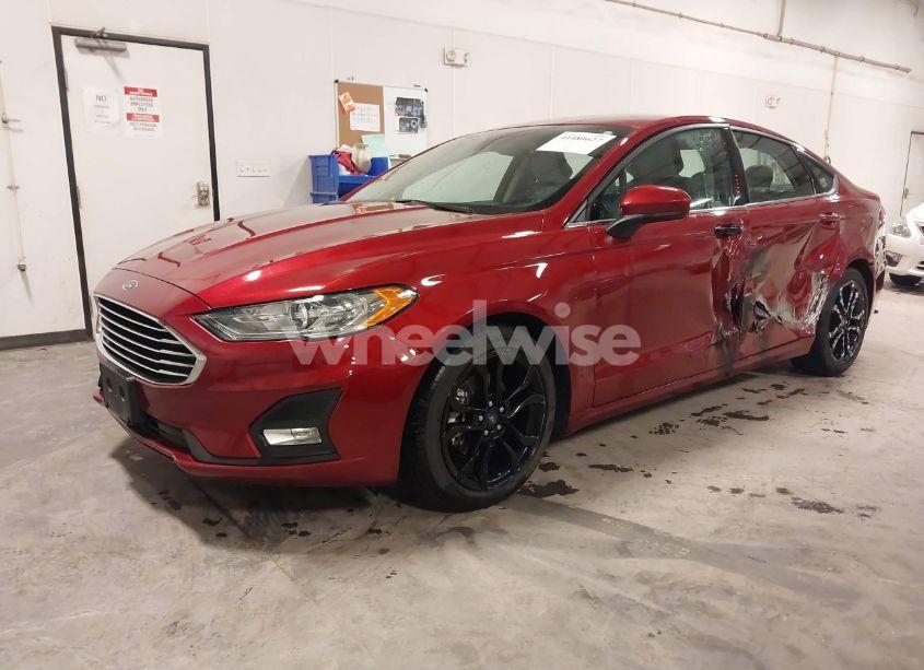 Photo 2 of 2019 Ford Fusion SE (VIN 3FA6P0HD6KR231829)