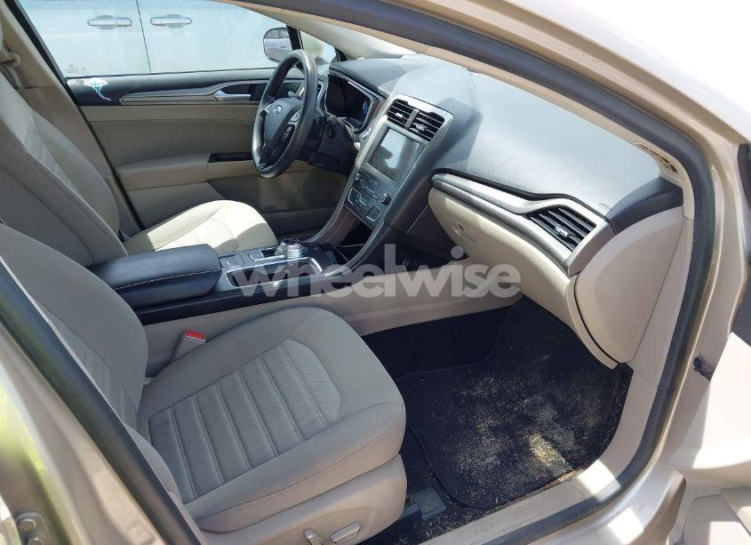 Photo 5 of 2019 Ford Fusion SE (VIN 3FA6P0HD6KR250459)