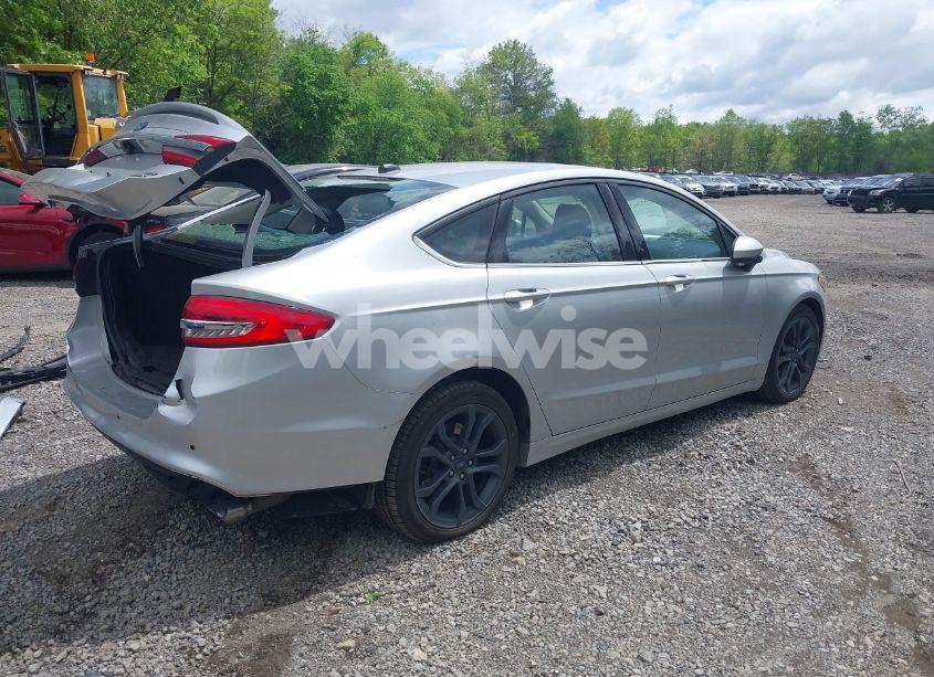 Photo 4 of 2018 Ford Fusion SE (VIN 3FA6P0HD7JR130779)