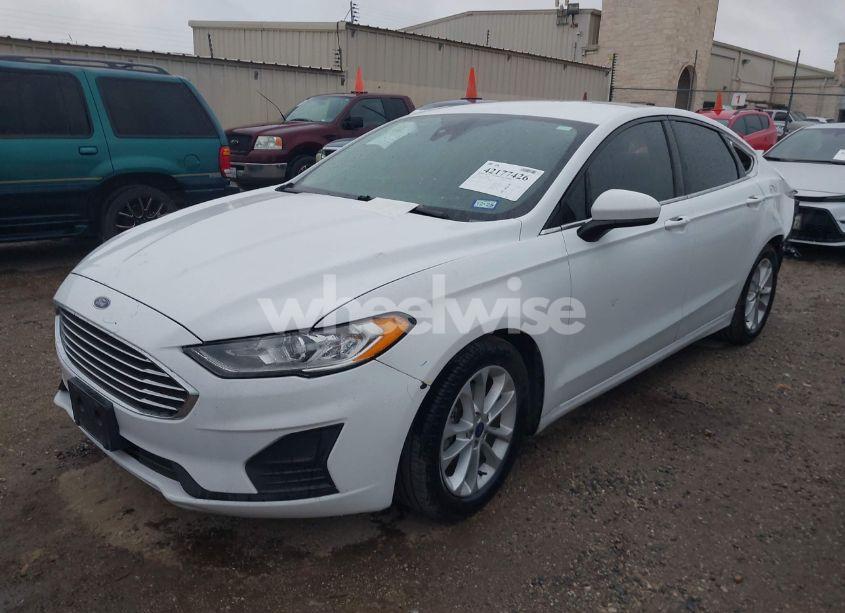 Photo 2 of 2019 Ford Fusion SE (VIN 3FA6P0HD7KR103180)