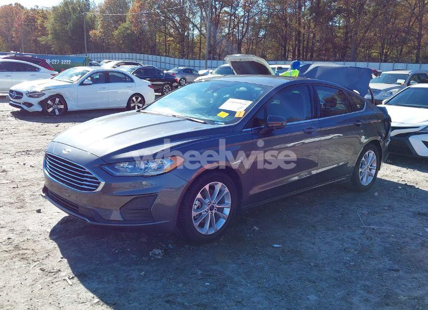 Photo 2 of 2019 Ford Fusion SE (VIN 3FA6P0HD7KR159796)
