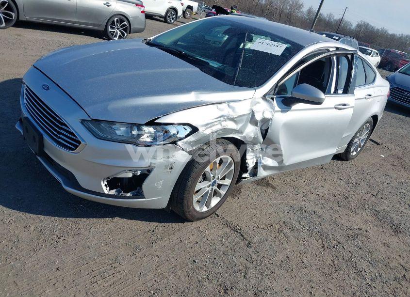 Photo 2 of 2019 Ford Fusion SE (VIN 3FA6P0HD7KR183757)