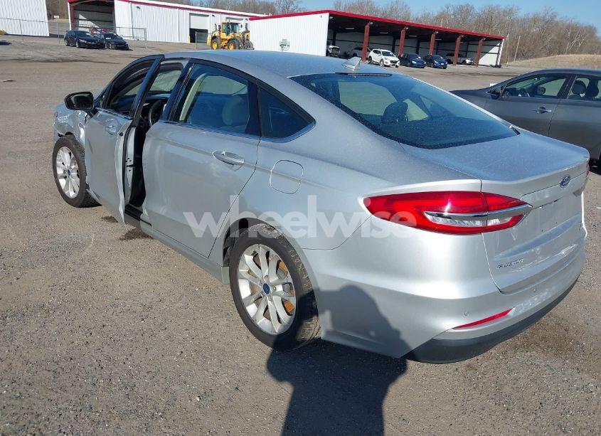 Photo 3 of 2019 Ford Fusion SE (VIN 3FA6P0HD7KR183757)