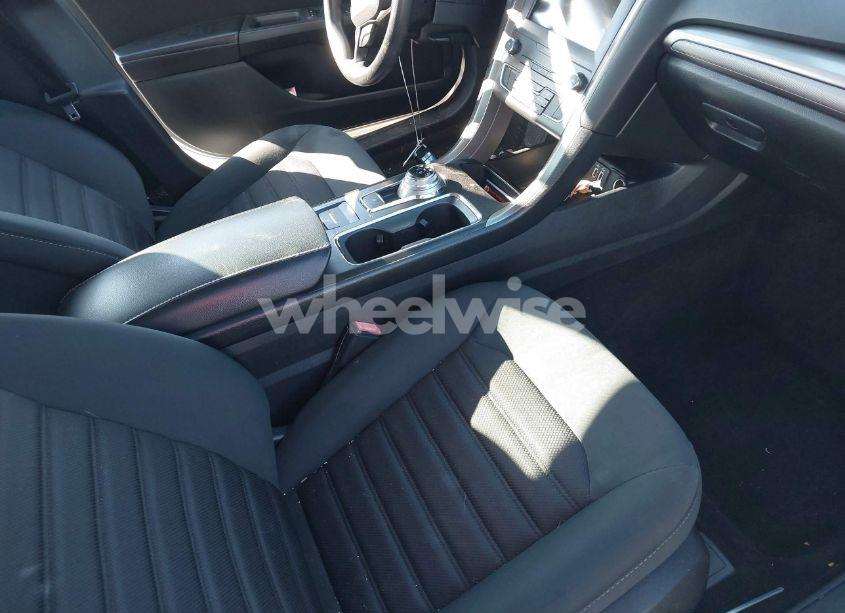 Photo 5 of 2019 Ford Fusion SE (VIN 3FA6P0HD7KR183757)