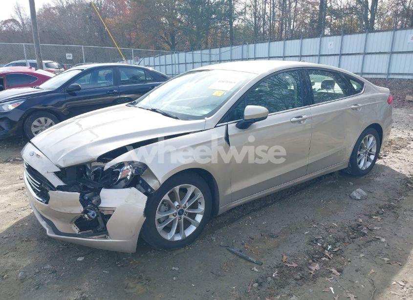 Photo 2 of 2019 Ford Fusion SE (VIN 3FA6P0HD7KR236487)