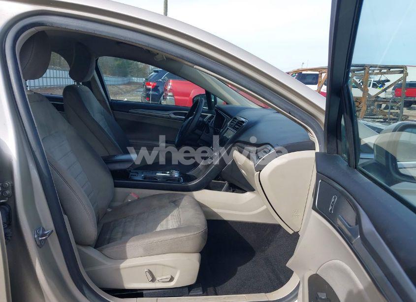 Photo 5 of 2019 Ford Fusion SE (VIN 3FA6P0HD7KR236487)