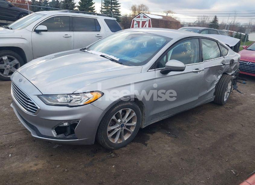 Photo 2 of 2020 Ford Fusion SE (VIN 3FA6P0HD7LR109949)
