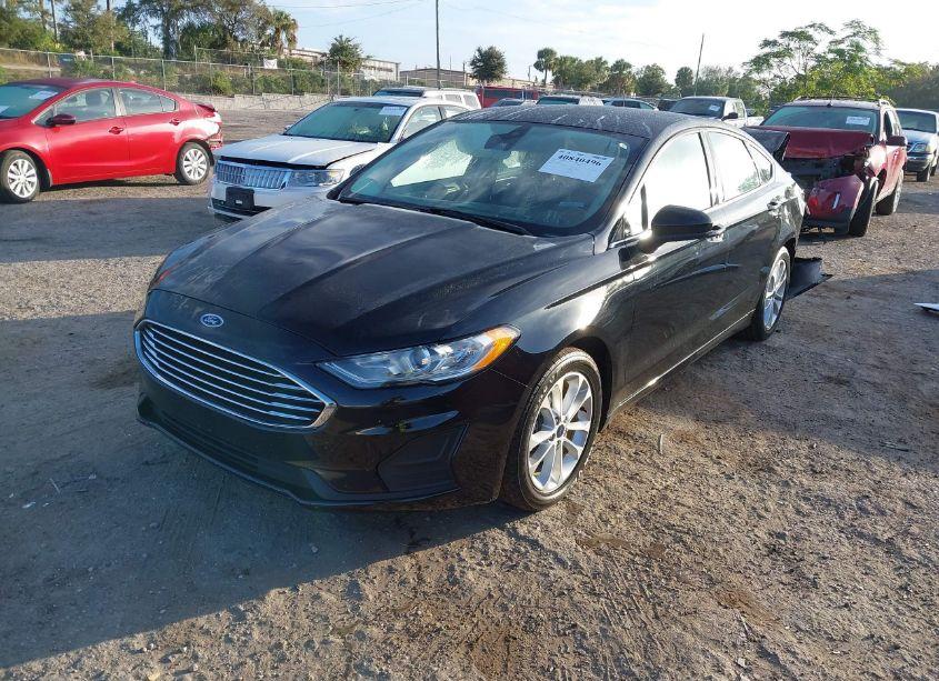 Photo 2 of 2019 Ford Fusion SE (VIN 3FA6P0HD8KR154364)