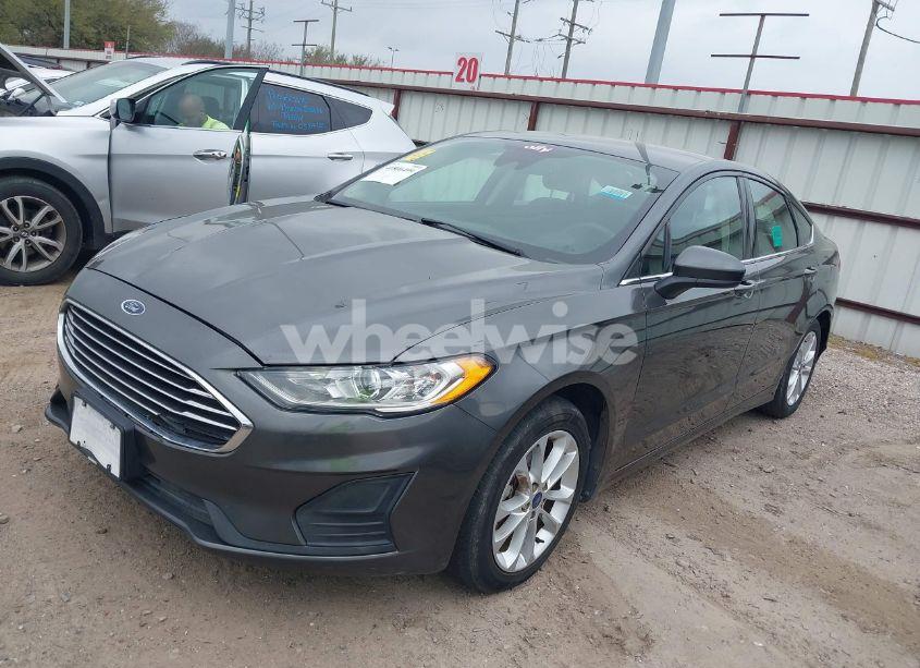 Photo 2 of 2019 Ford Fusion SE (VIN 3FA6P0HD8KR160990)