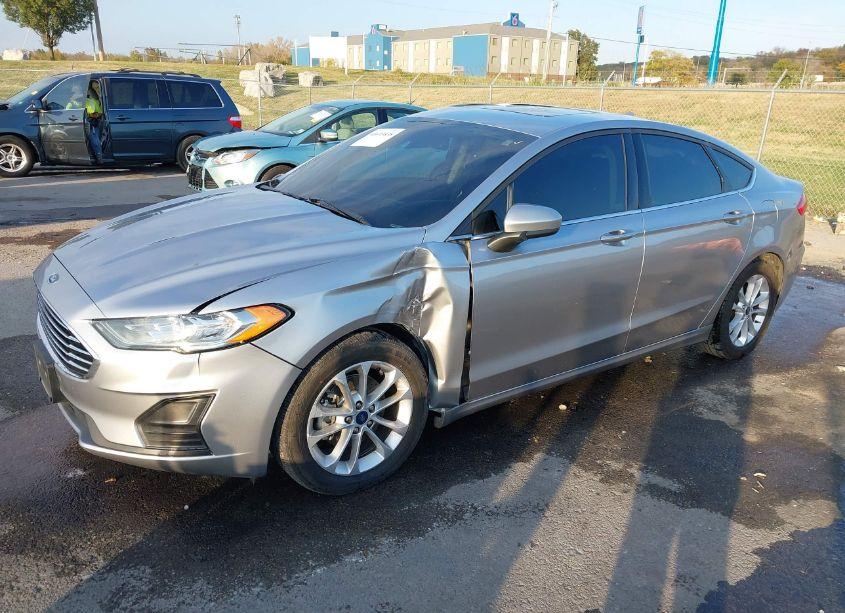 Photo 2 of 2020 Ford Fusion SE (VIN 3FA6P0HD8LR149912)