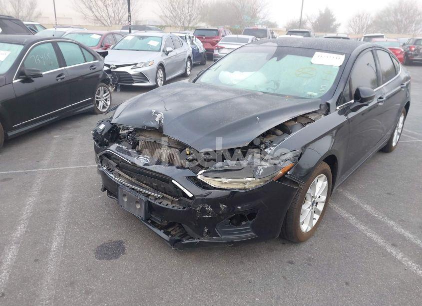 Photo 2 of 2019 Ford Fusion SE (VIN 3FA6P0HD9KR114648)
