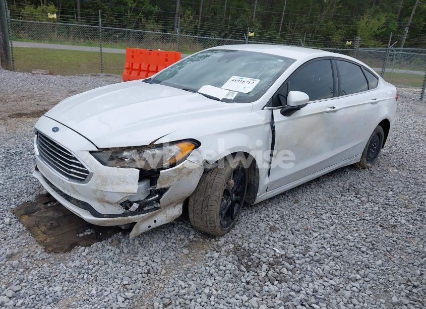Photo 2 of 2019 Ford Fusion SE (VIN 3FA6P0HD9KR160898)